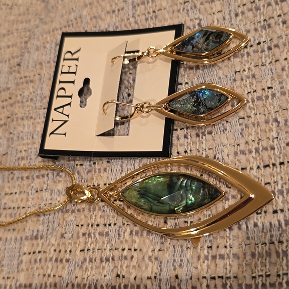 NAPIER BRAND WOMENS FASHION JEWELRY PENDANT NECKLACE & MATCHING DANGLE EARRINGS - Picture 2 of 12